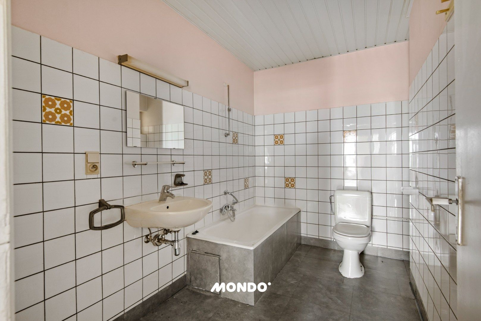 Te renoveren woning met veel potentieel!  foto 13