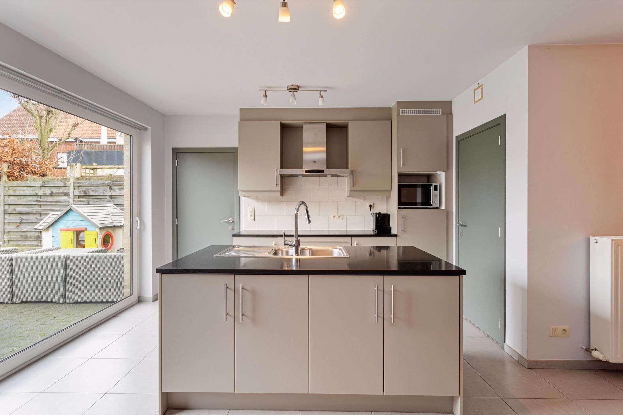 B&B Moment : MODERNE en instapklare HOB (3-4 slpk) met garage en gezellige tuin foto 9
