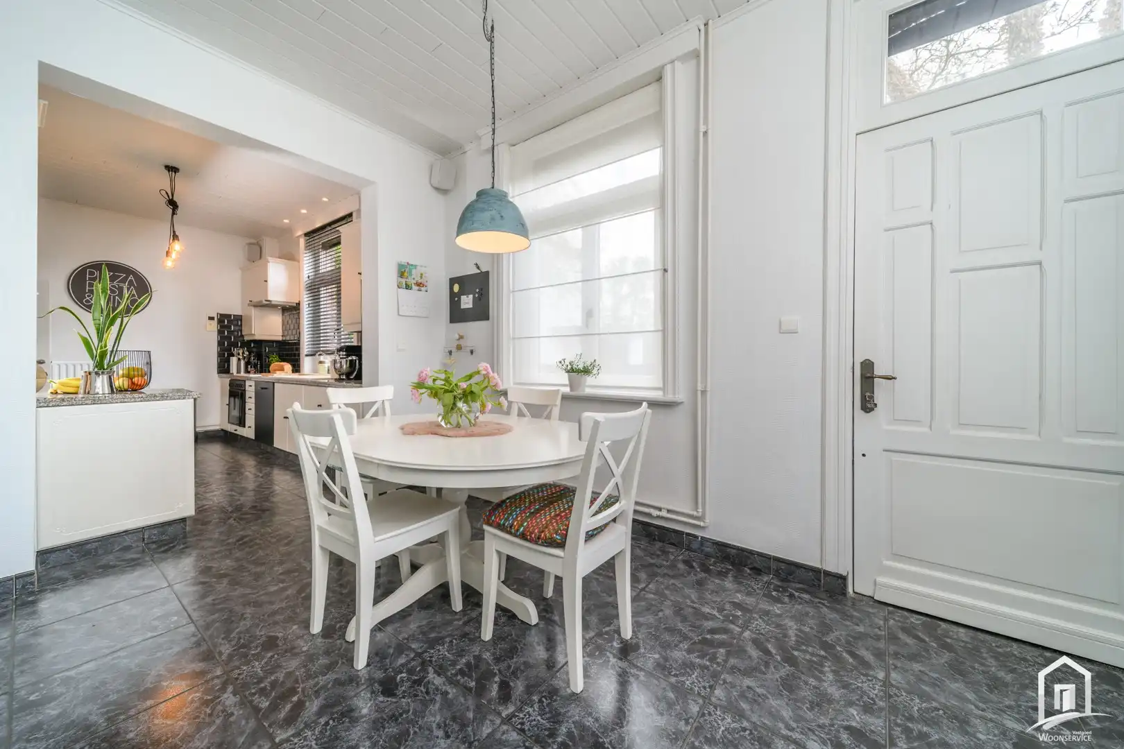 Instapklare gezinswoning op centrale locatie met ruim terras en leuke tuin foto 9