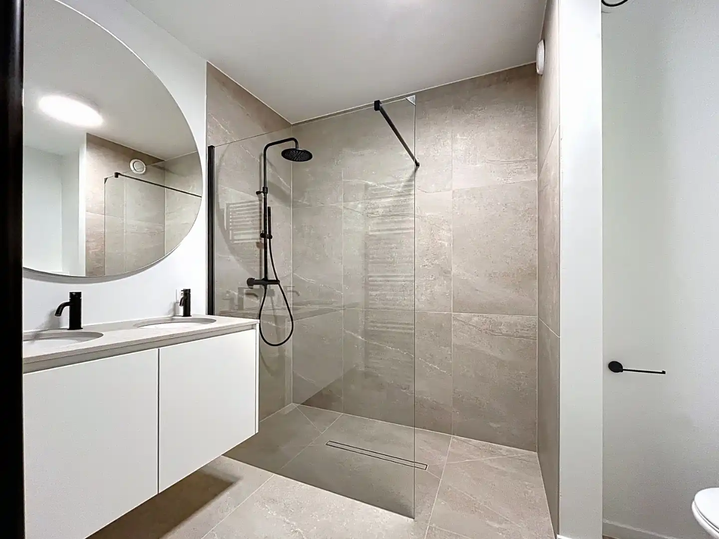 Twee slaapkamer appartement (gerenoveerd 2025) met frontaal zeezicht foto 9