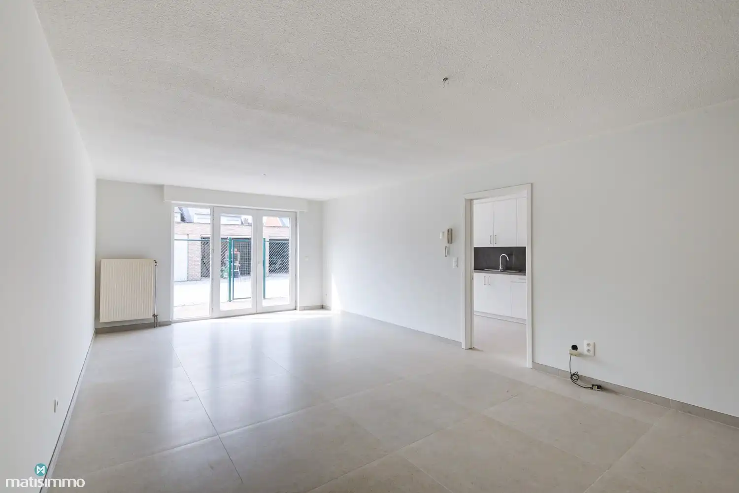 INSTAPKLAAR GELIJKVLOERS APPARTEMENT MET 2 SLAAPKAMERS, BERGING EN AUTOSTAANPLAATS NABIJ HET CENTRUM VAN BILZEN foto 3