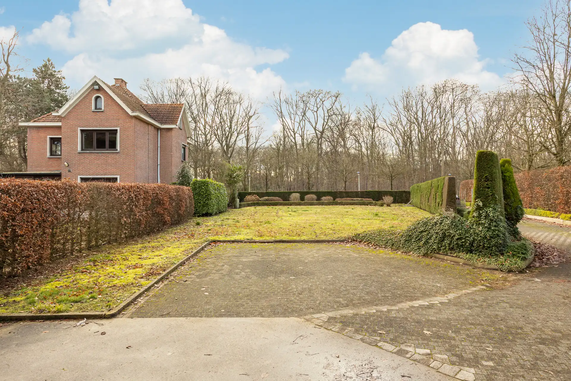 Ruime villa met garage en zwembad + bouwgrond + 2 magazijnen foto 21