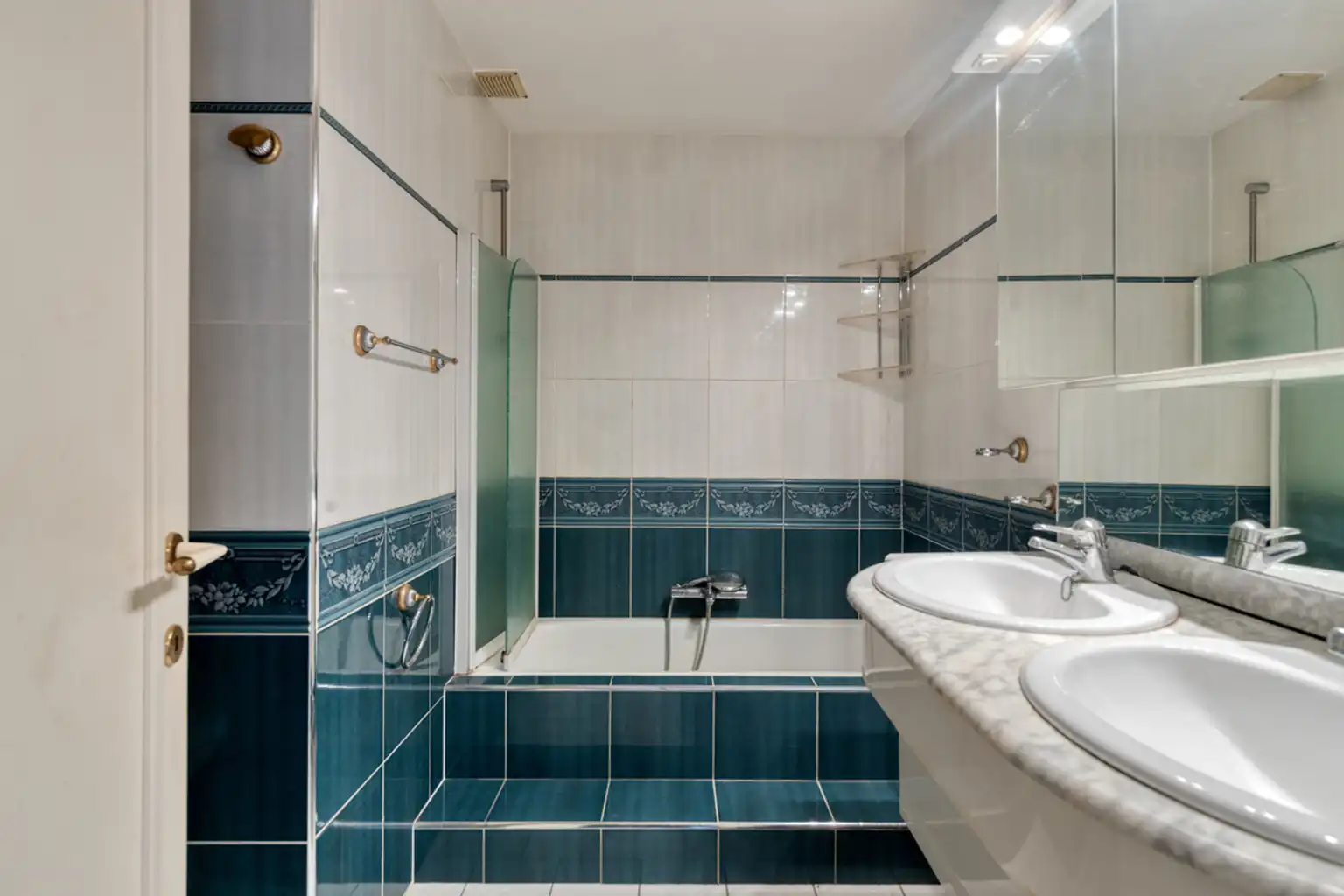 Bungalow van 176 m² met garage en tuin foto 14