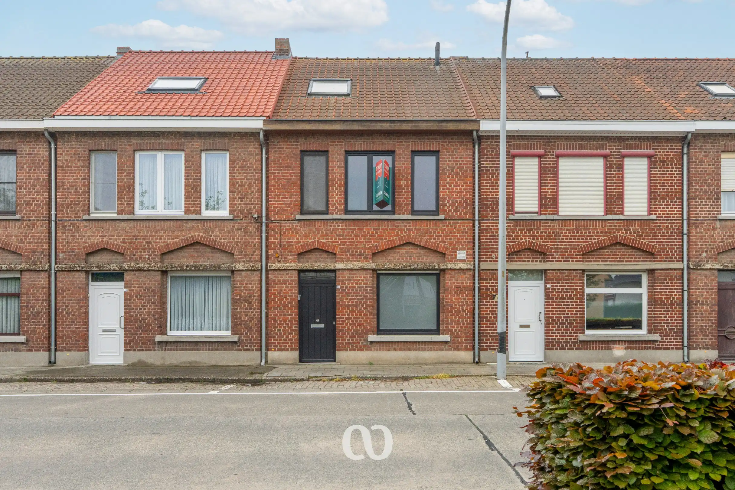 Gezinswoning met 4 slaapkamers, tuin en garage in het centrum van Oudenaarde foto {{pictureIndex}}