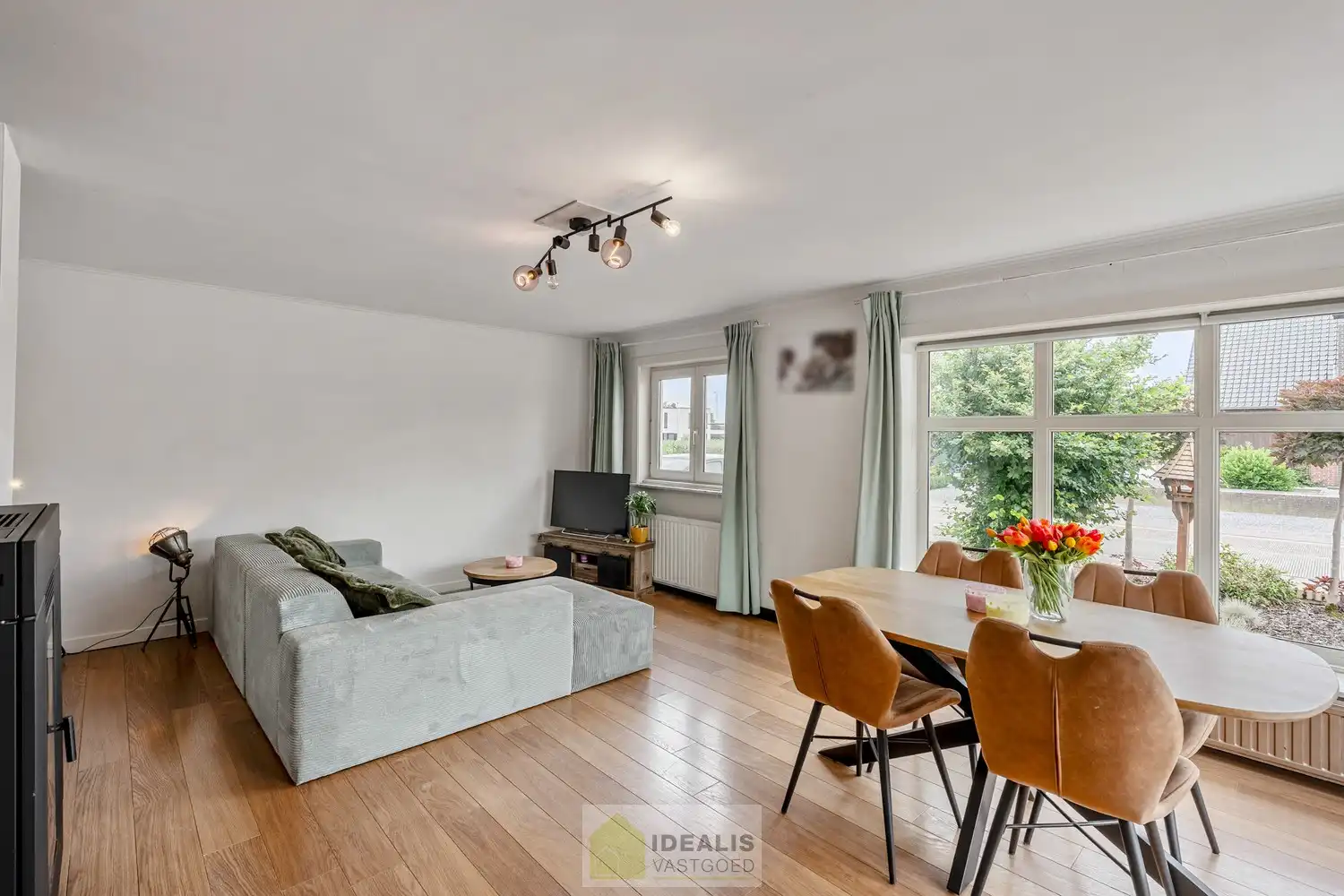 CHARMANTE EN GOED ONDERHOUDEN WONING MET 2 SLAAPKAMERS, 2 BADKAMERS, KNAP UITGERUSTE KEUKEN EN LICHTRIJKE WOONKAMER OP EEN HEERLIJK PERCEEL MET GROEN VERGEZICHT! foto 8
