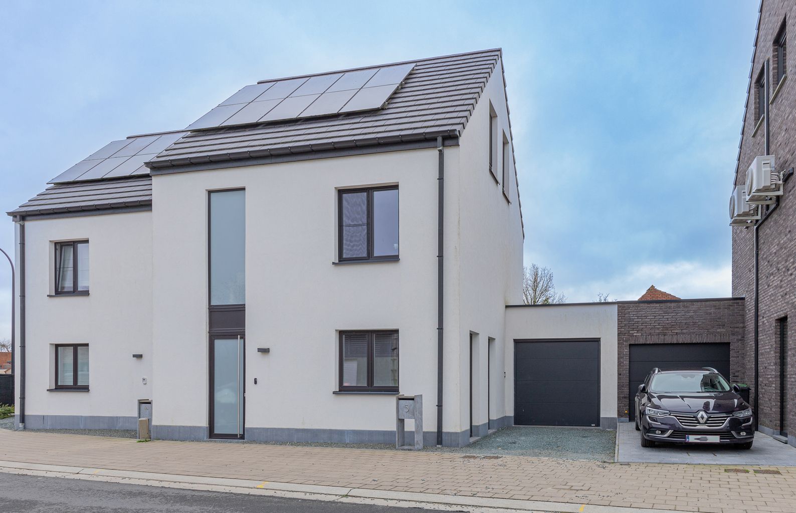 Recente energiezuinige woning met 4 slpk en zonnepanelen! foto {{pictureIndex}}