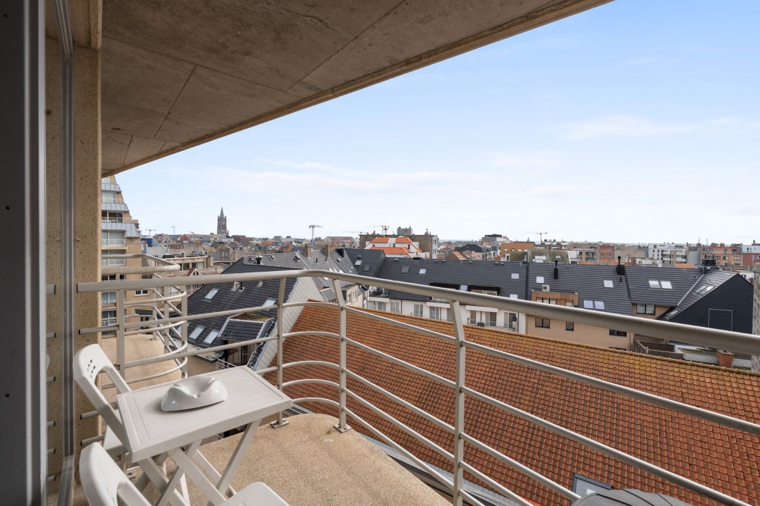 Recent vernieuwd zongericht appartement met twee slaapkamers foto {{pictureIndex}}