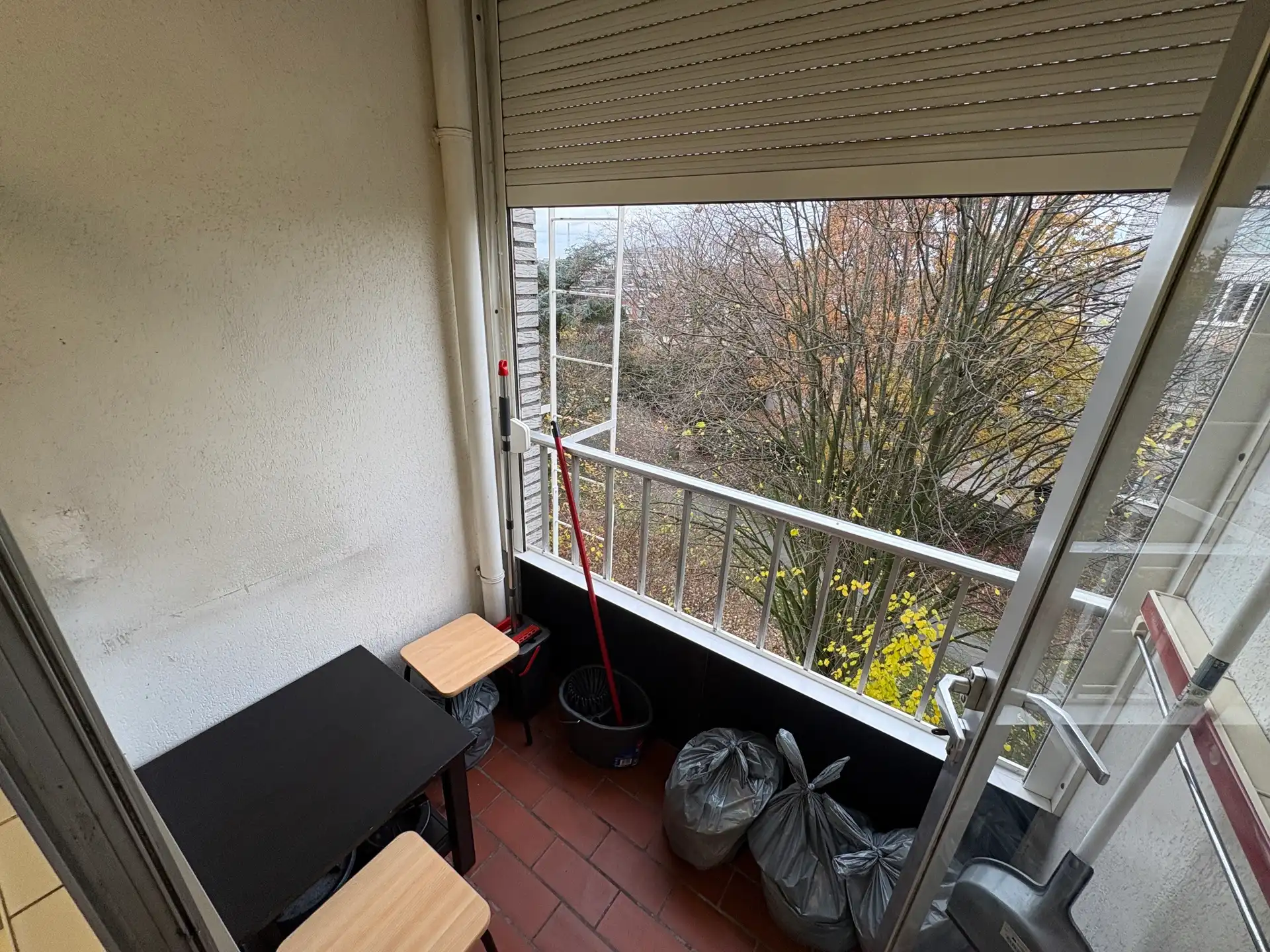 Appartement met 2 slaapkamers, terras en garagebox te huur! foto 3