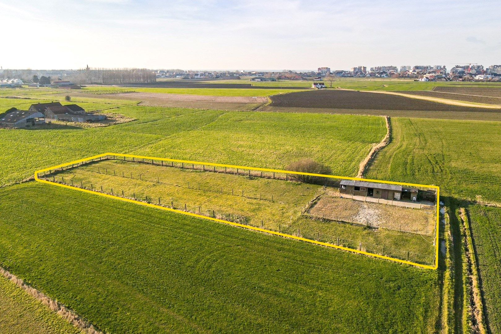  Mooi perceel weiland (2920 m²) met bijhorende paardenstalling op landelijke ligging te Westende foto {{pictureIndex}}