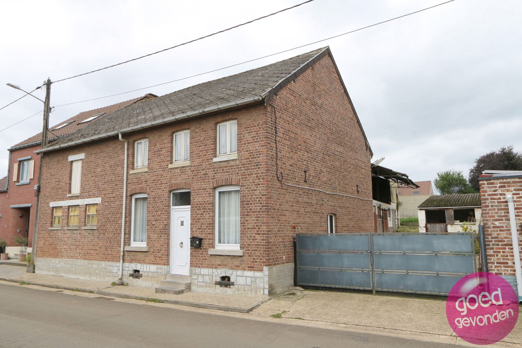 Hoofdfoto van de publicatie: WONING - SCHUREN - STALLINGEN - TERRAS - TUIN - PARKING