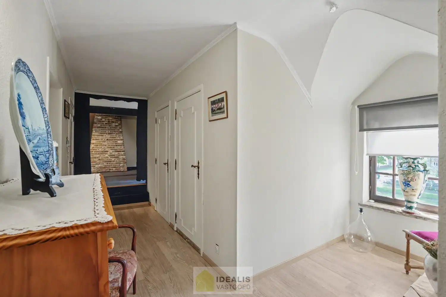KARAKTERISTIEKE GEZINSWONING OP WANDELAFSTAND VAN HET CENTRUM VAN PEER MET WOONKAMER, GOED UITGERUSTE KEUKEN, BADKAMER, BUREAU, MOGELIJKHEID TOT MAAR LIEFST 4 SLAAPKAMERS EN EEN INPANDIGE GARAGE MET SECTIONALE POORT! - De woning omvat +-204m² bewoonbare oppervlakte en is gelegen op een perceel van +- 9a 46ca (946m²). Zeer geschikt voor kandidaten op zoek naar een centraal gelegen woning met karakter, nog volledig naar smaak op te frissen! foto 9