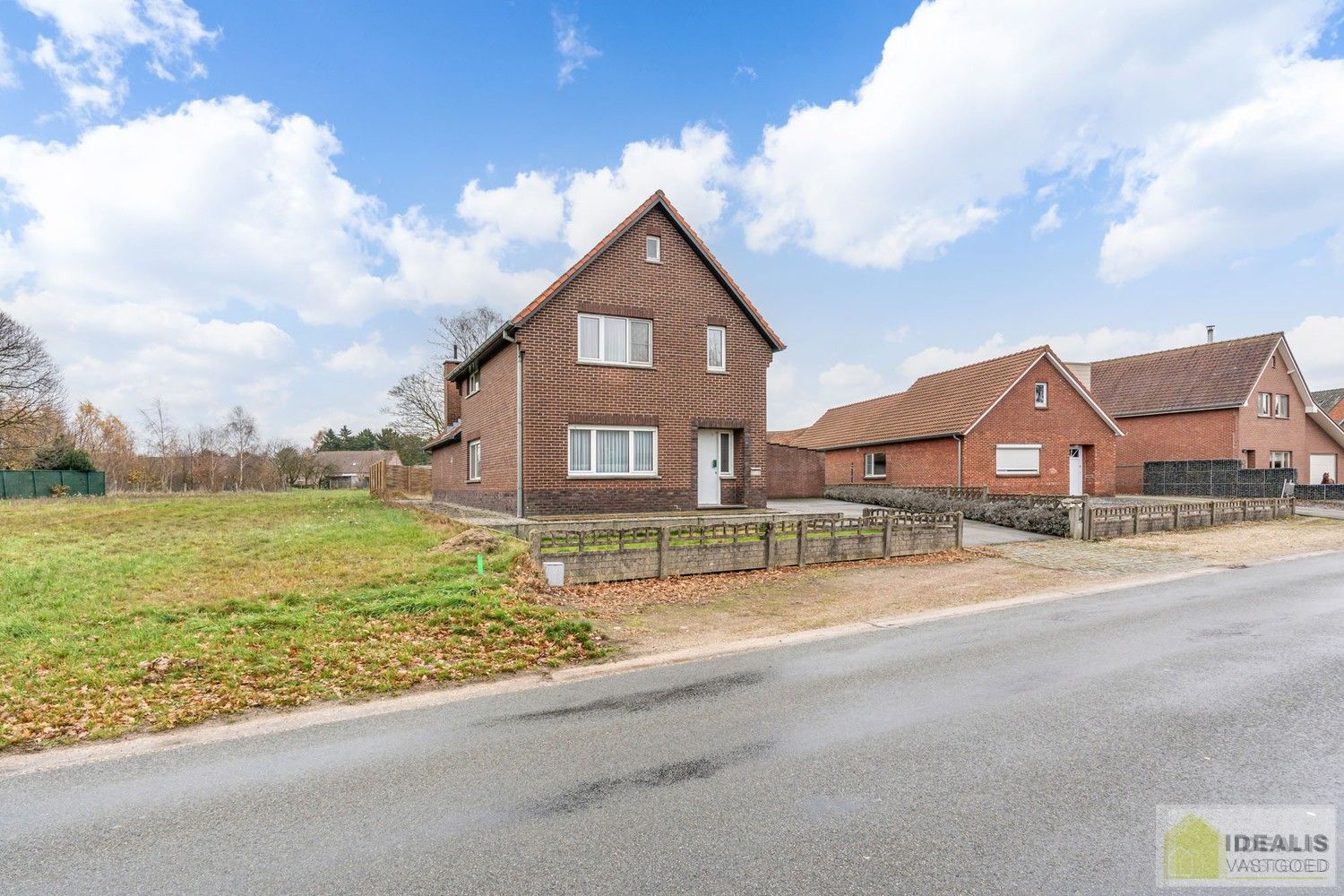 TE RENOVEREN WONING MET EEN RUIME WOONKAMER, KEUKEN MET EETKAMER, 4 AANGENAME SLAAPKAMERS WAARVAN 1 GELIJKVLOERS, BADKAMER, BERGING EN KELDER GELEGEN OP EEN PERCEEL VAN MAAR LIEFST 14A 94CA IN HET GEZELLIGE GROTE-BROGEL (PEER)! De woning omvat ca.150m² netto bewoonbare oppervlakte met op het gelijkvloers een ruime leefruimte, aansluitend keuken met eetkamer, een badkamer, slaapkamer en op de verdieping 3 ruime slaapkamers! De woning is rustig gelegen vlak bij de dorpskern van het gezellige Grote-Brogel en op enkele autominuten verwijderd van de centra van Peer, Kaulille, Bocholt en Bree. Ideaal voor zij die op zoek zijn naar een volledig naar eigen smaak te renoveren woning op een zeer ruim perceel! foto 3