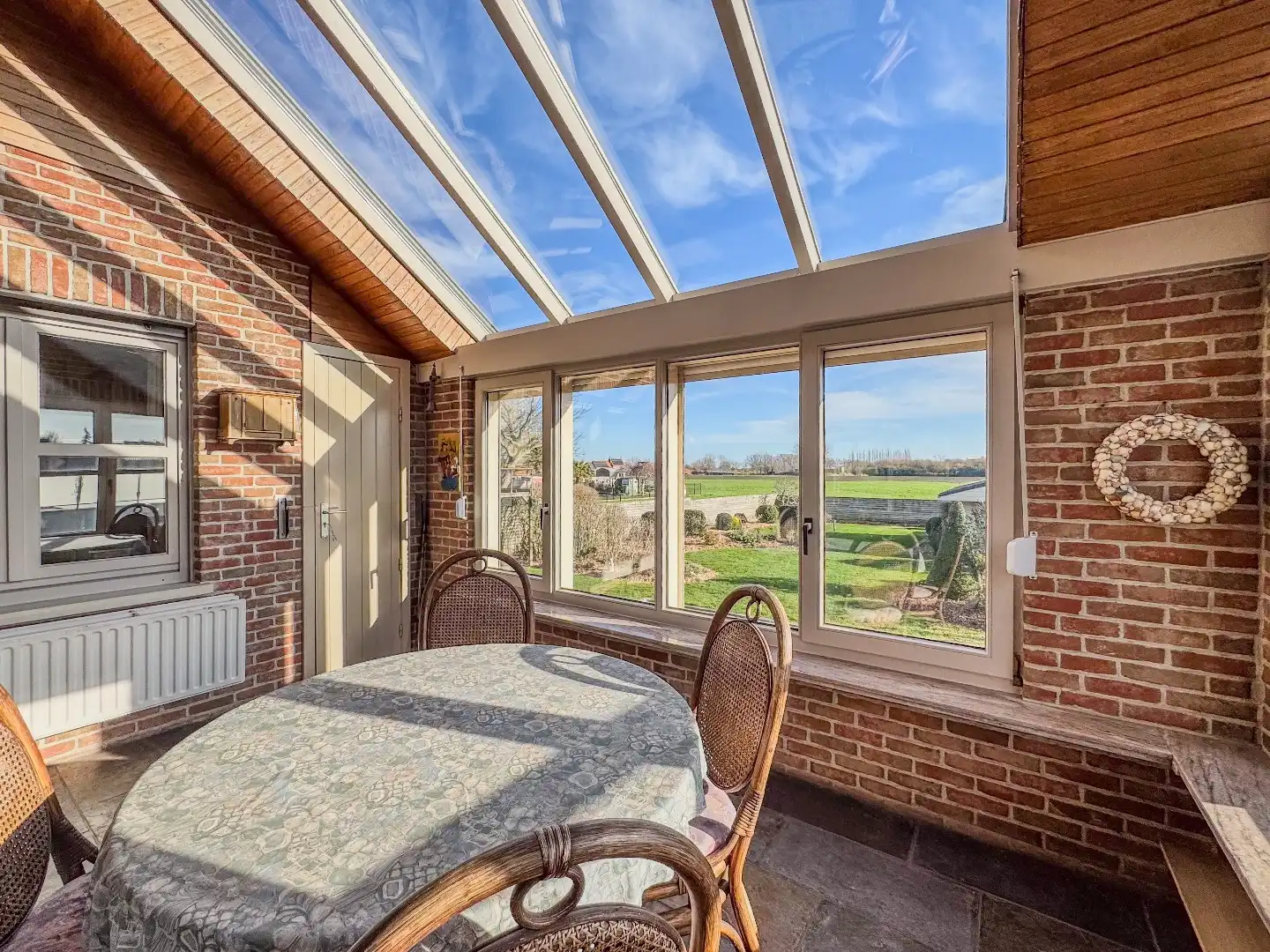 Ruime villa met 3 slaapkamers, ruime garage en tuin. foto 9