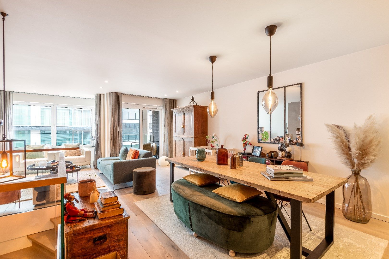 Ruim woonappartement gelegen op wandelafstand van de Zeedijk en het centrum van Knokke. Aankoop inpandige box mogelijk. foto {{pictureIndex}}