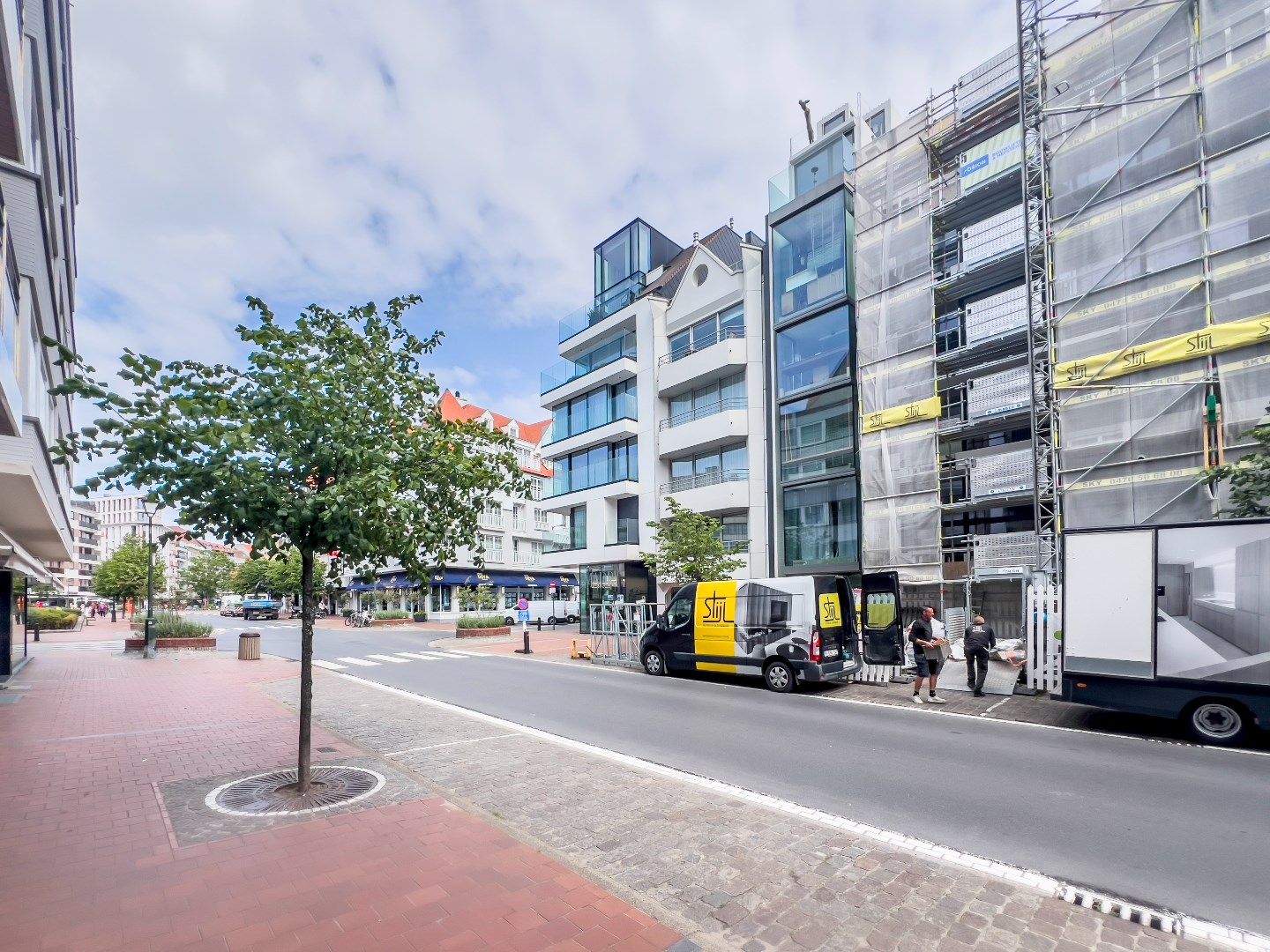 Verhuurd handelsgelijkvloers,gelegen op de Dumortierlaan vlakbij het Driehoeksplein foto {{pictureIndex}}
