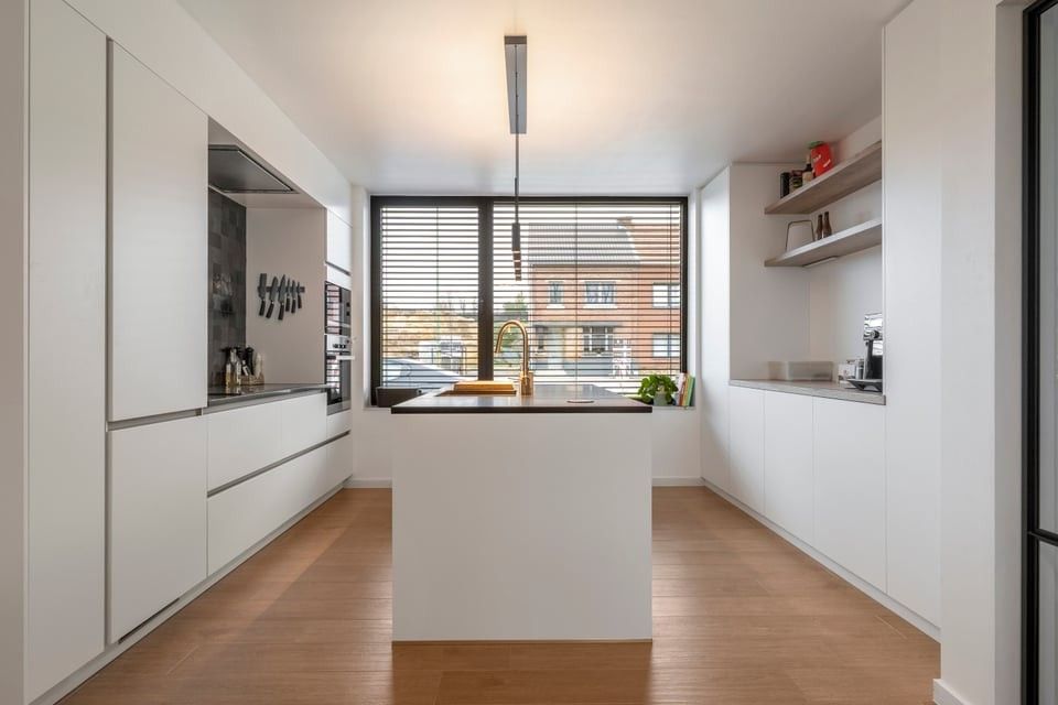 MODERNE HALFOPEN BEBOUWING MET INPANDIGE GARAGE EN RUIME TUIN IN SINT-TRUIDEN foto 9