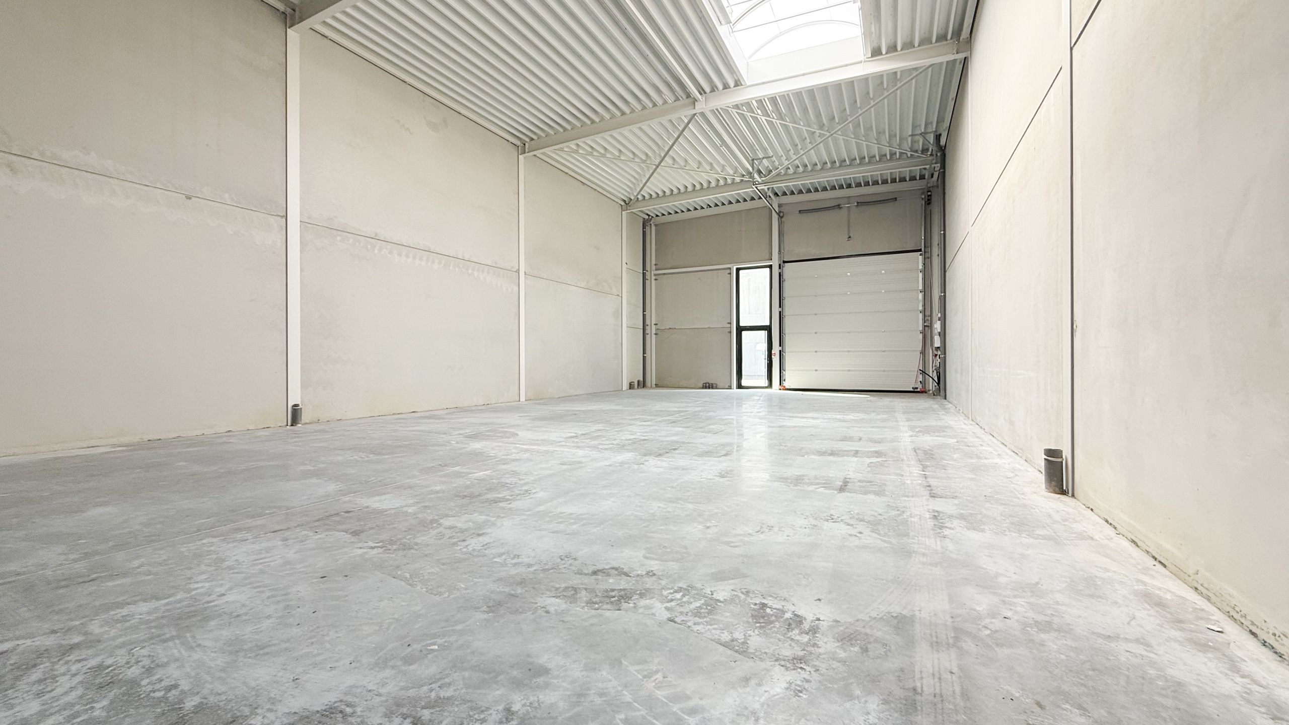 Ruime nieuwe loods te huur, centraal gelegen in KMO- zone! foto 7