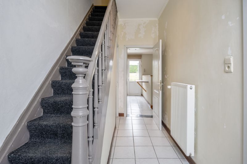 LANDELIJK GELEGEN WONING VOORZIEN VAN 3 SLAAPKAMERS, GARAGE EN AANGELEGDE TUIN OP EEN PERCEEL VAN +/- 4A30CA. foto 3