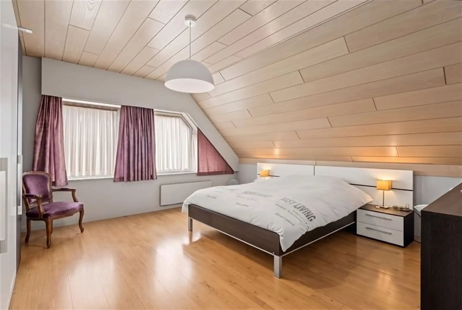 Uitstekend gelegen gezinswoning met 4 slaapkamers + bureau en ruime garage foto 14