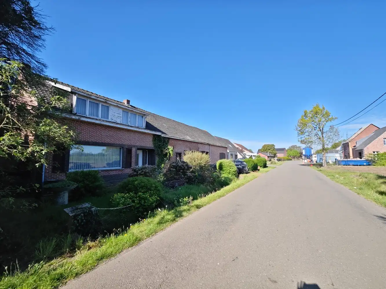 Te renoveren langgevelhoeve + langsliggend perceel bouwgrond voor open bebouwing. foto 4