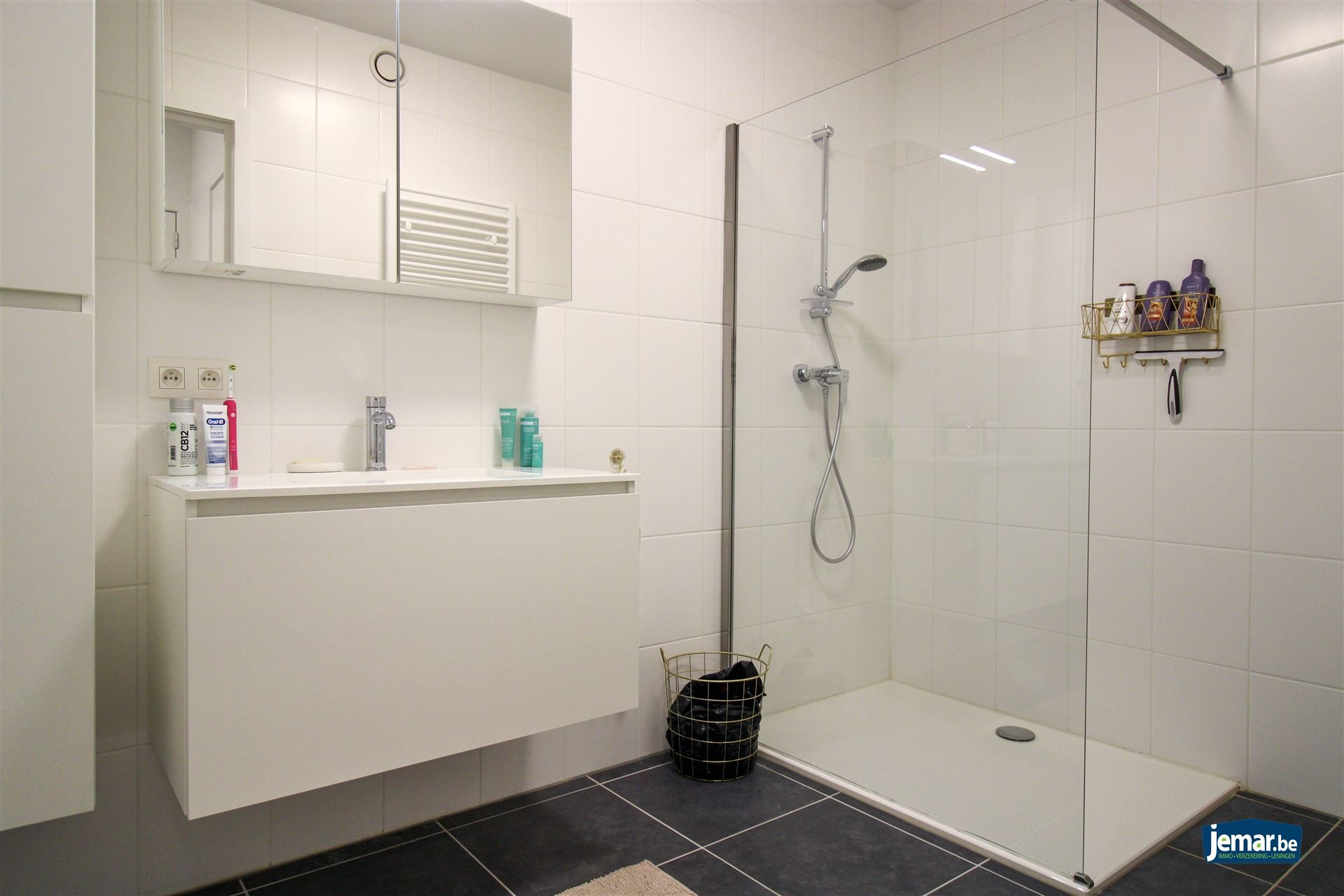 Instapklaar, gelijkvloers en energiezuinig appartement met terras en autostaanplaats in Opgrimbie! foto 10