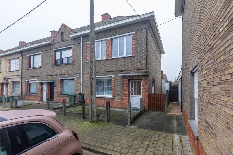 Hoofdfoto van de publicatie: Halfopen woning met 4 slaapkamers en tuin (energielabel D), zij-uitweg voor fietsen...