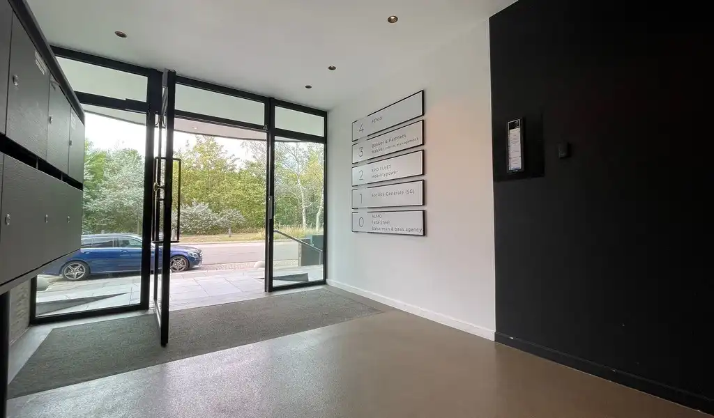 Gelijkvloers kantoor te huur in Royal House te Berchem foto 3