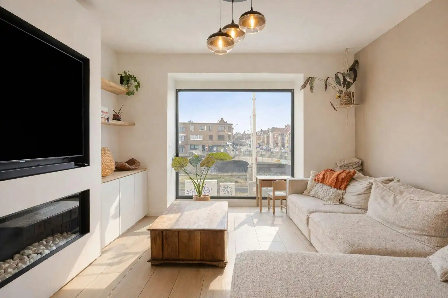 Stijlvol en praktisch gerenoveerd huis met garageopties  foto {{pictureIndex}}