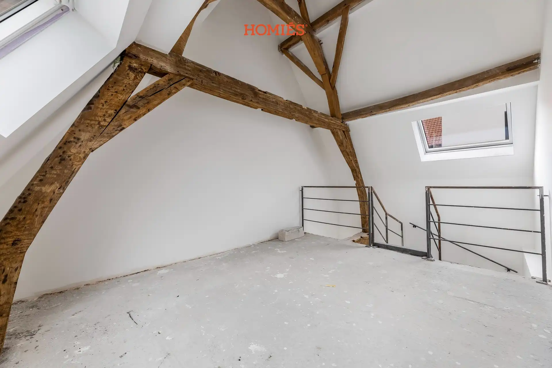 Ruime handelsruimte met veel lichtinval en stadstuintje foto 9