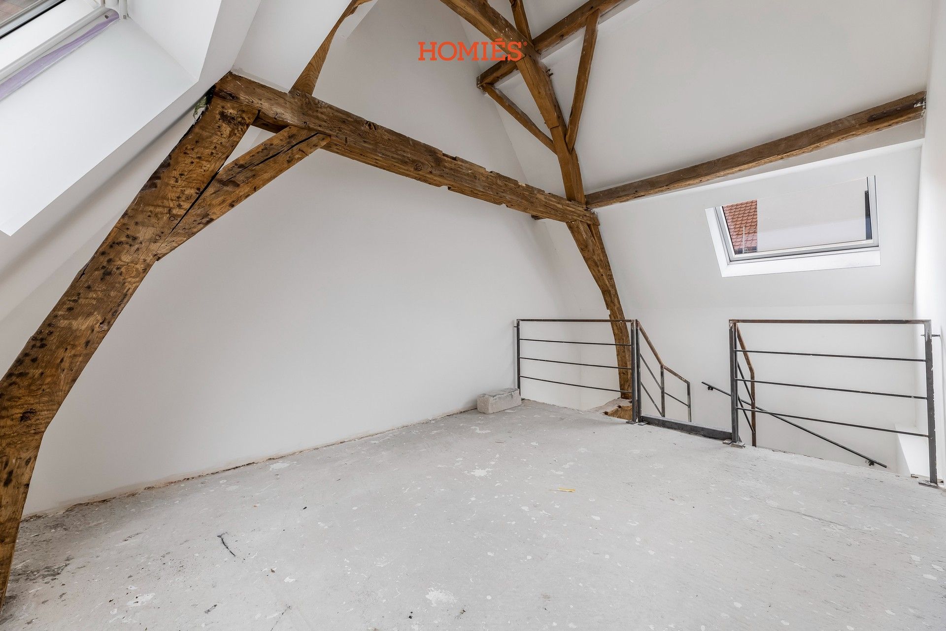 Ruime handelsruimte met veel lichtinval en stadstuintje foto 9