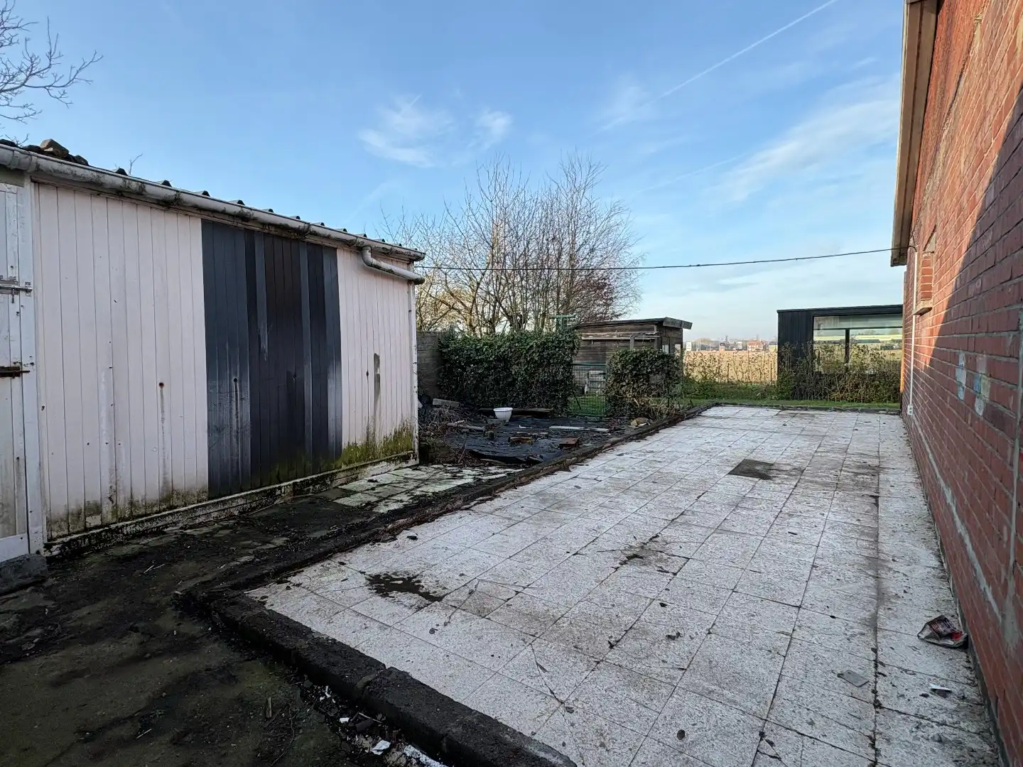 Gelijkvloerse woning op 537 m² met oprit, garage en 5 kamers foto 6