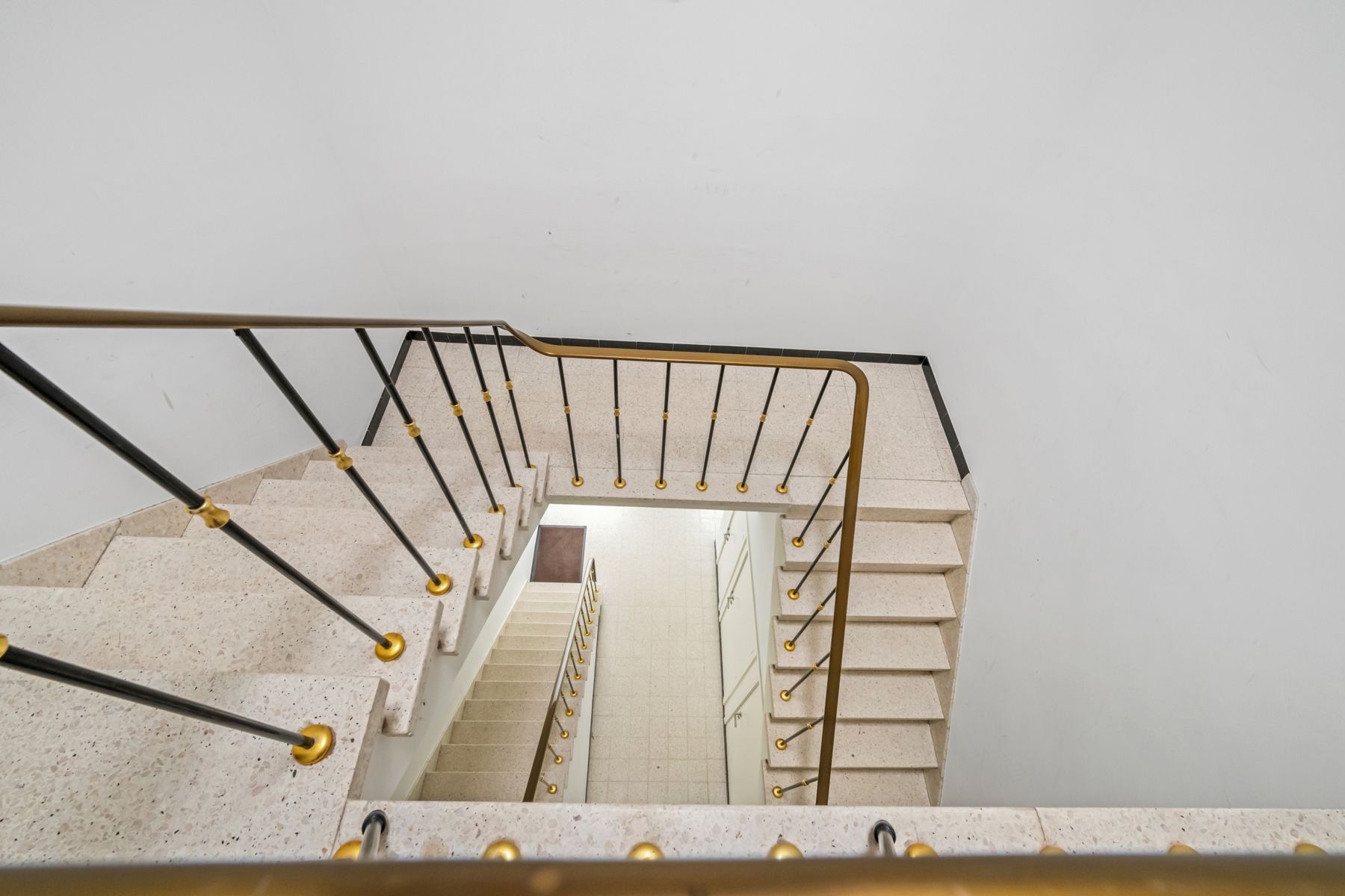 Ruim instapklaar 2slpk-appartement (2e verd.) mét balkon. foto 6