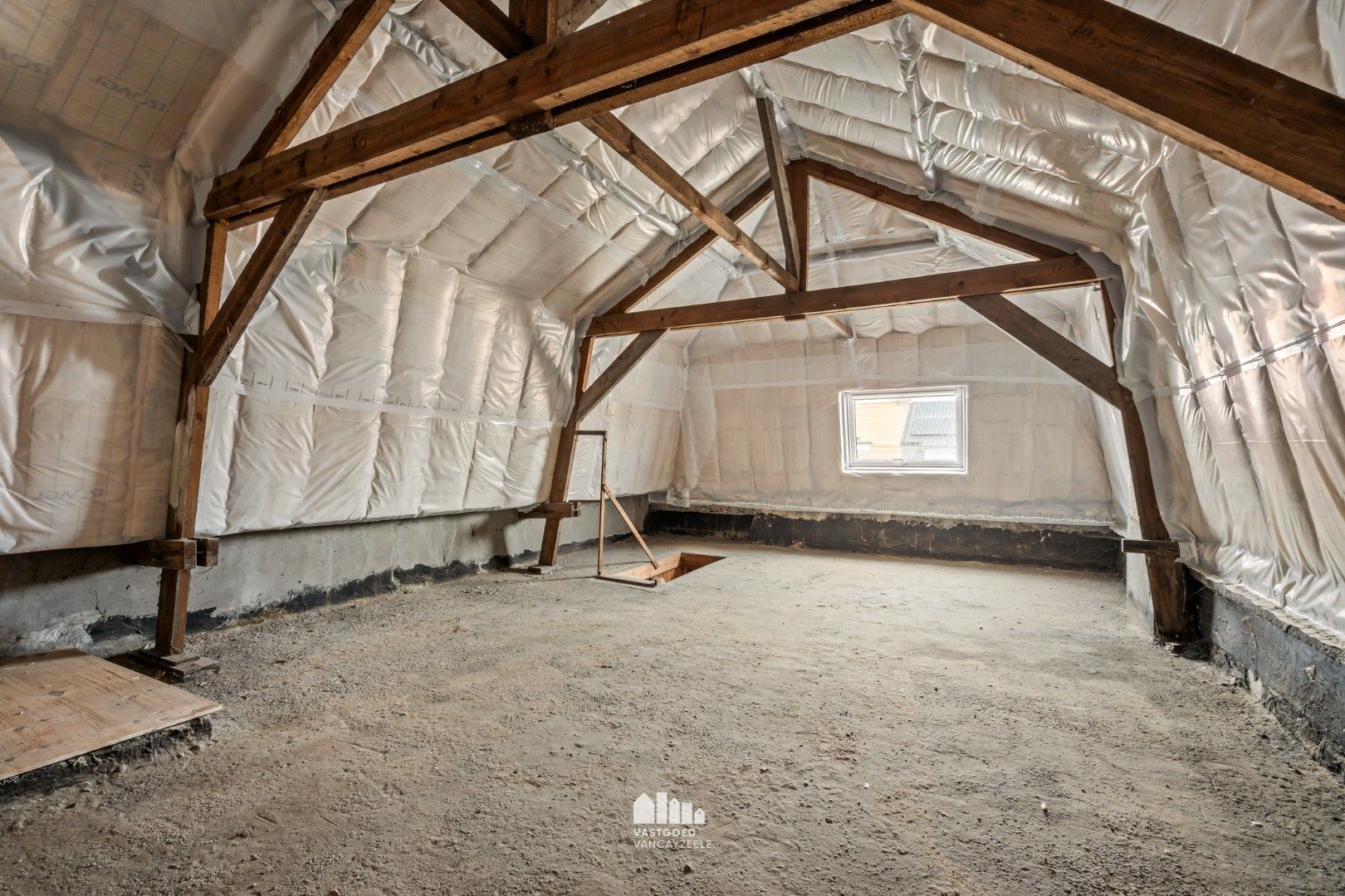 Te renoveren herenwoning met zonnige tuin en garage in hartje Ieper foto 15