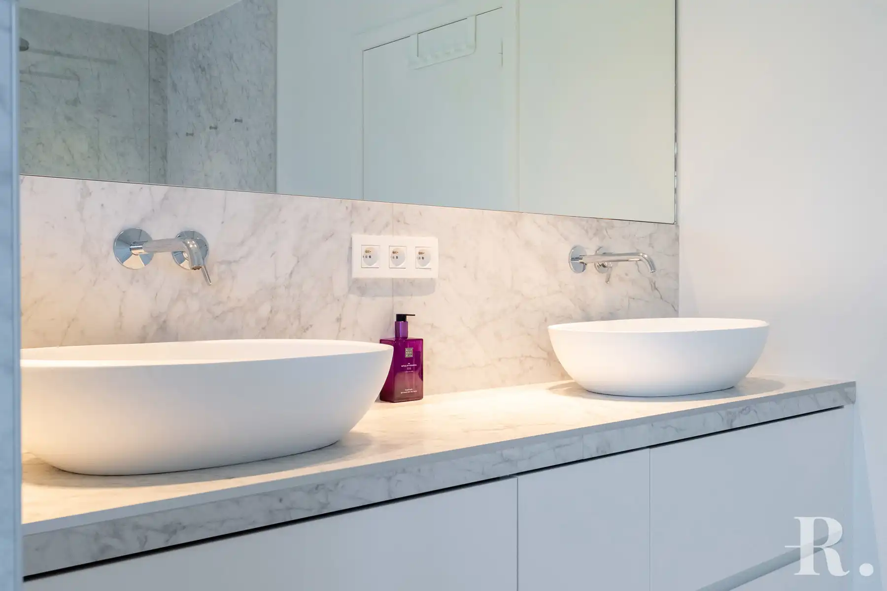 Instapklare woning met alle luxe en zwembad op goede locatie foto 13