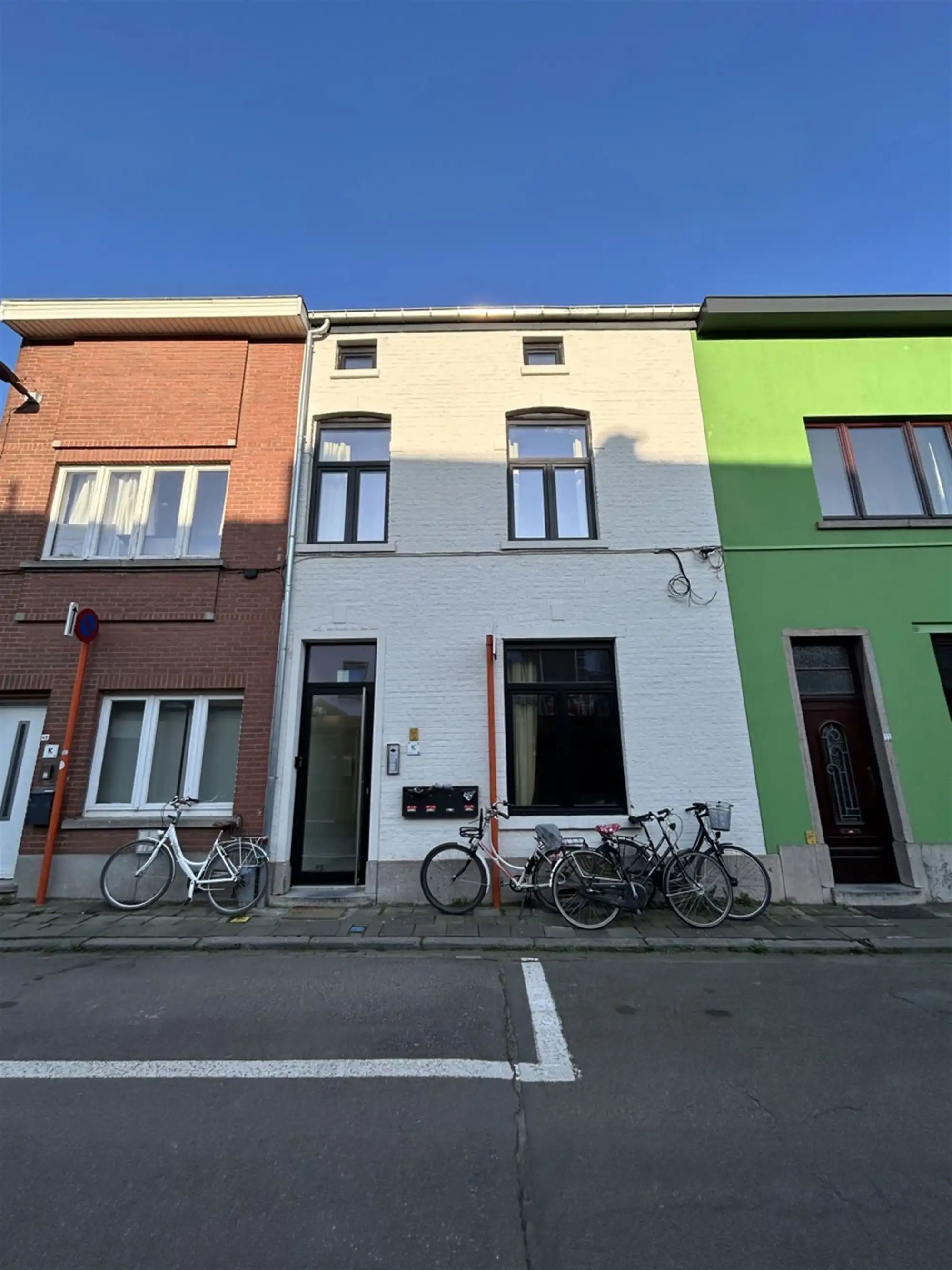 Bemeubelde studio met privatief terras. foto 16