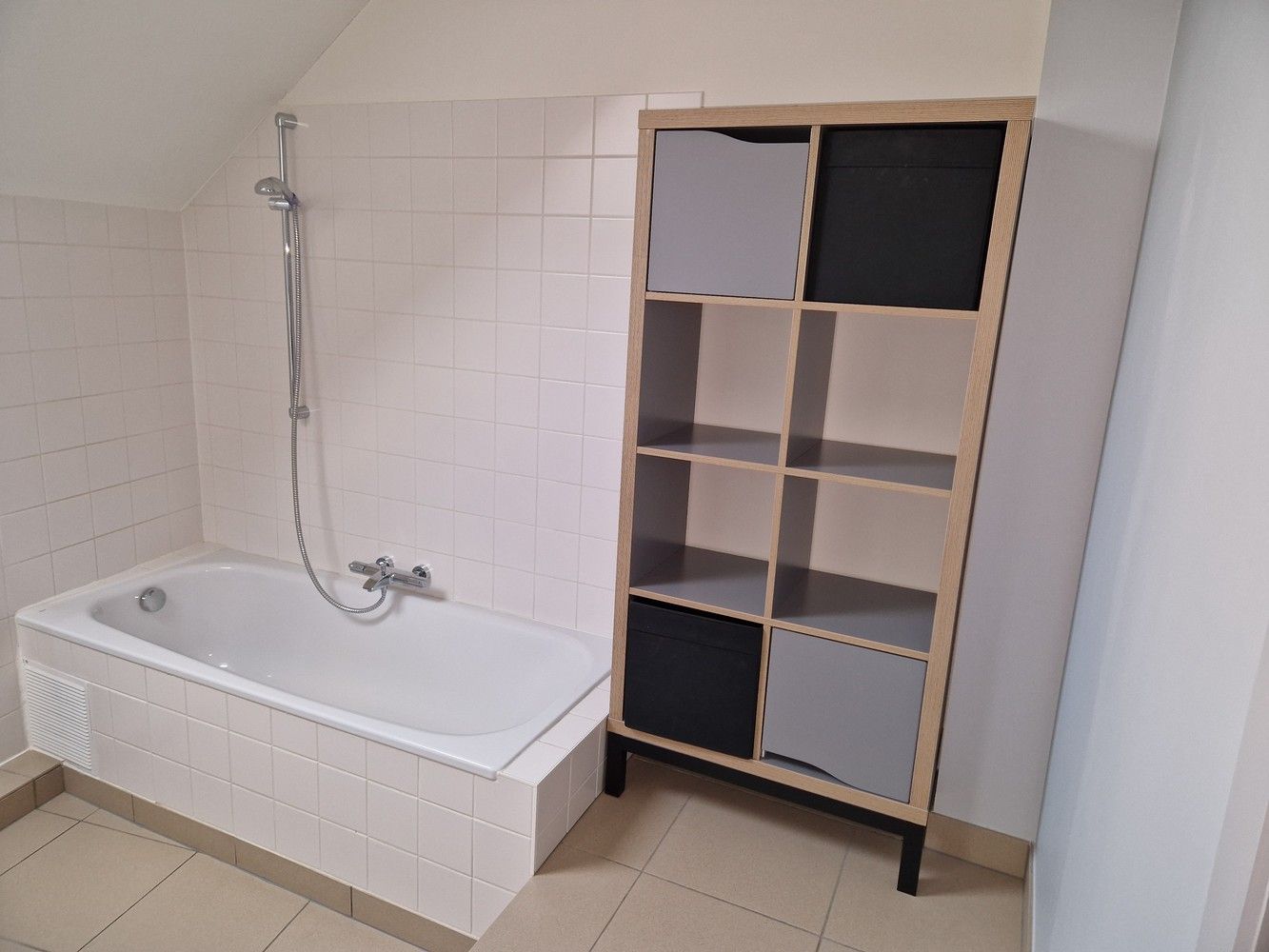 App. centrum Bilzen, rustige ligging, 2 slpk, parkeeruimte, terrasje. foto 13