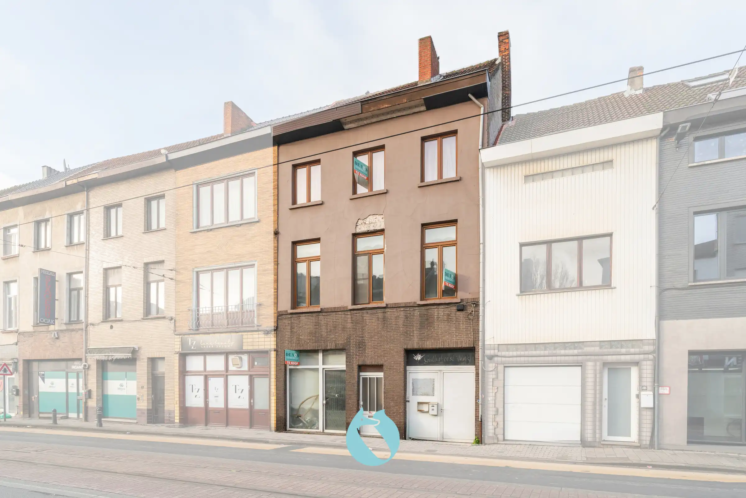 Statig gebouw bestaande uit meerdere units nabij het centrum foto {{pictureIndex}}