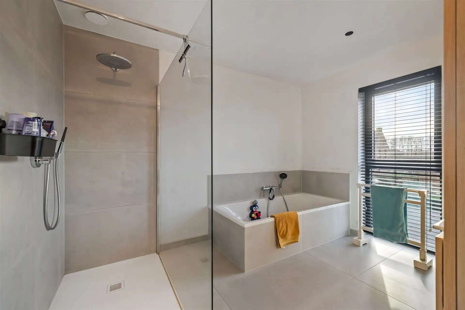 Recente gezinswoning met 5 slaapkamers en losstaande garage op een mooi perceel van 465m² foto 18