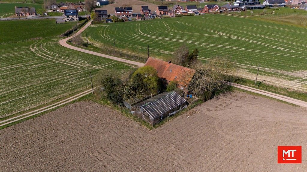 Hoofdfoto van de publicatie: Verkocht via de eerste keure - Landelijk gelegen te renoveren / te slopen woning in Beselare