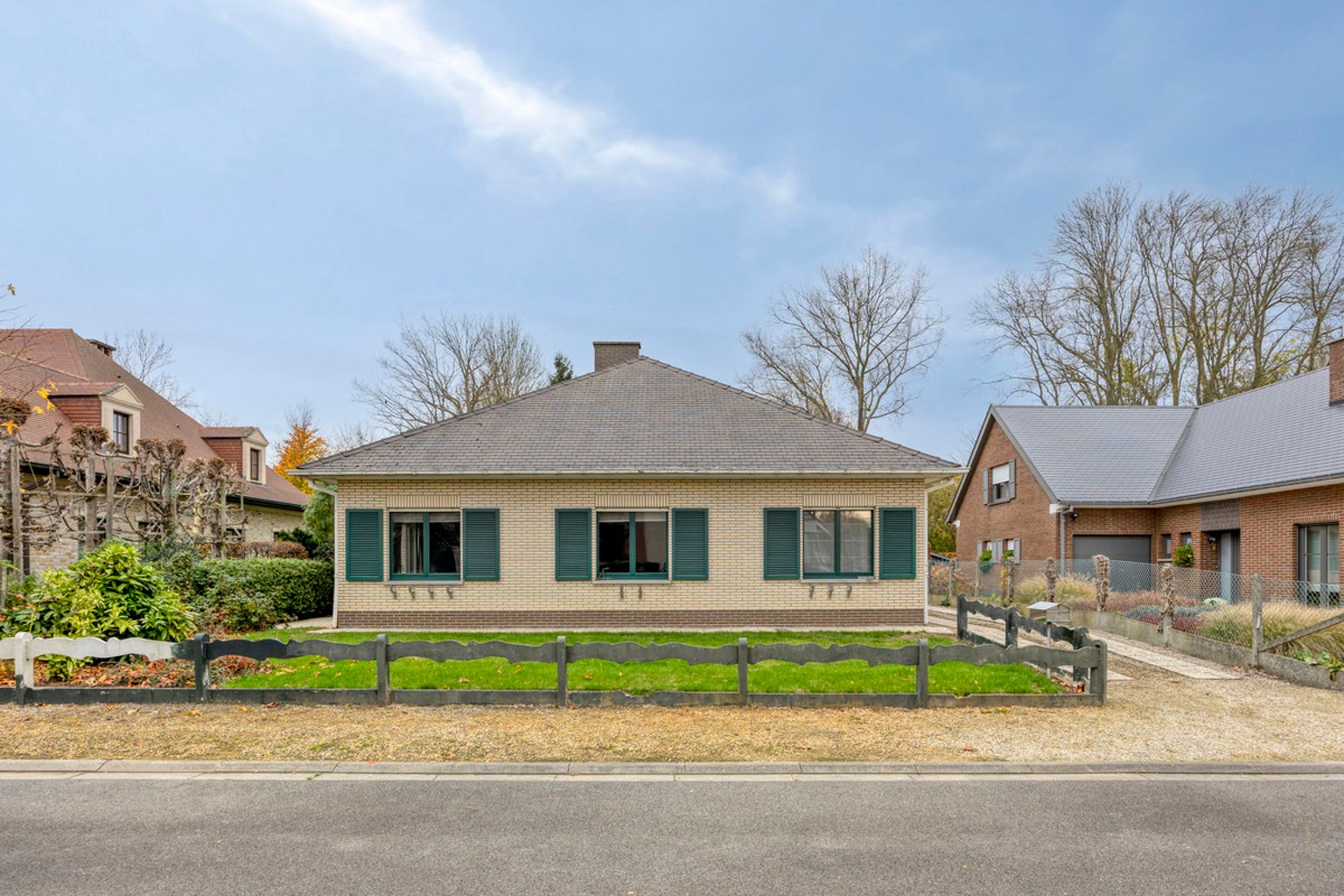 Bungalow van 176 m² met garage en tuin foto 2