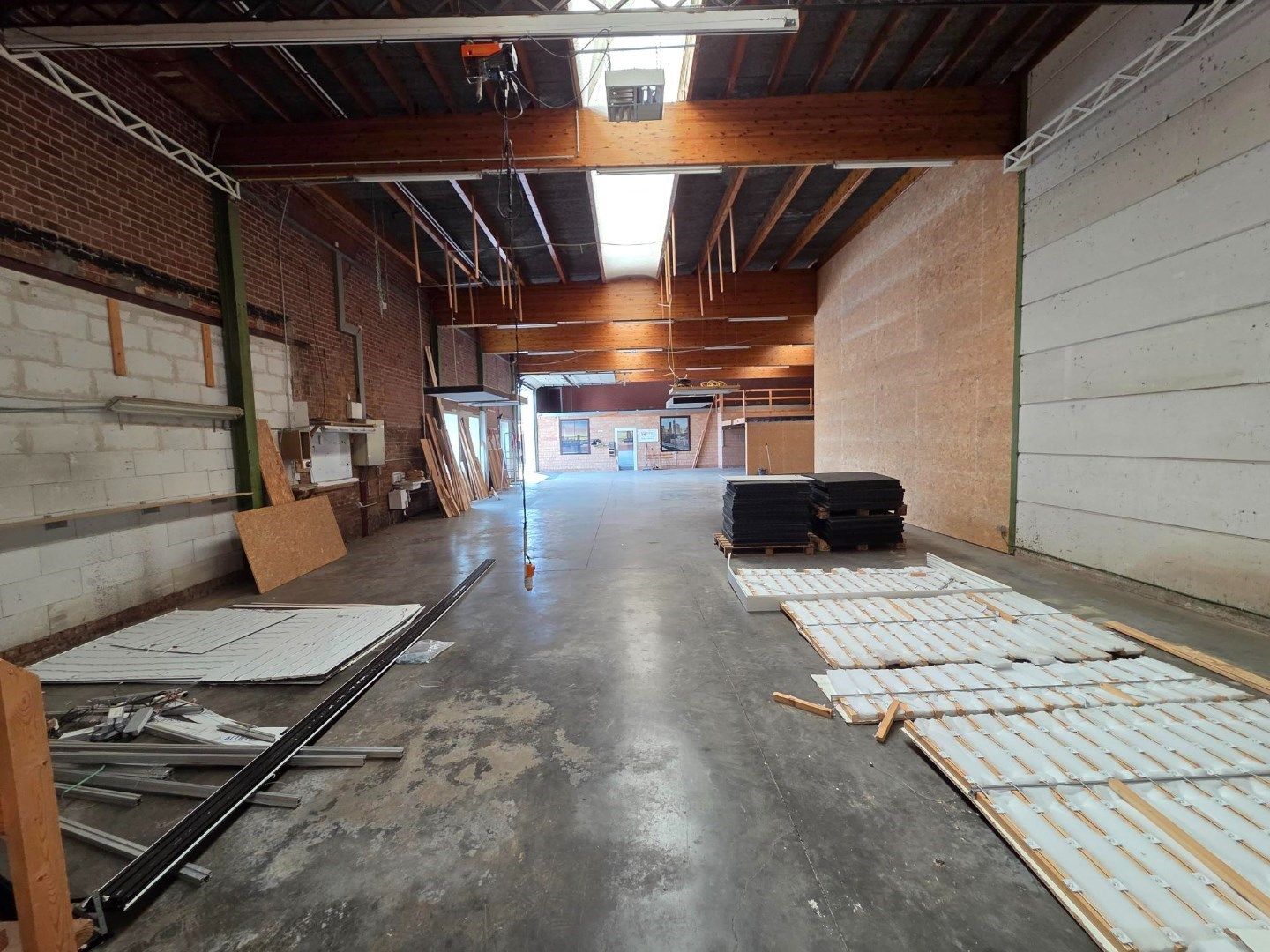 Opslagruimte van 555m² met bureel foto 3