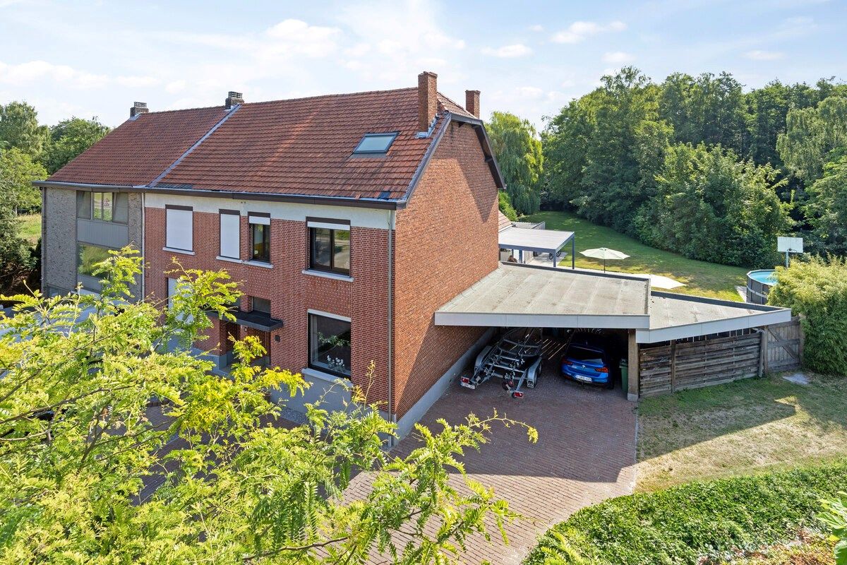 Ruim ingedeelde woning met 4 slpks op een mooi perceel van 21 are met achterliggend groen. foto {{pictureIndex}}