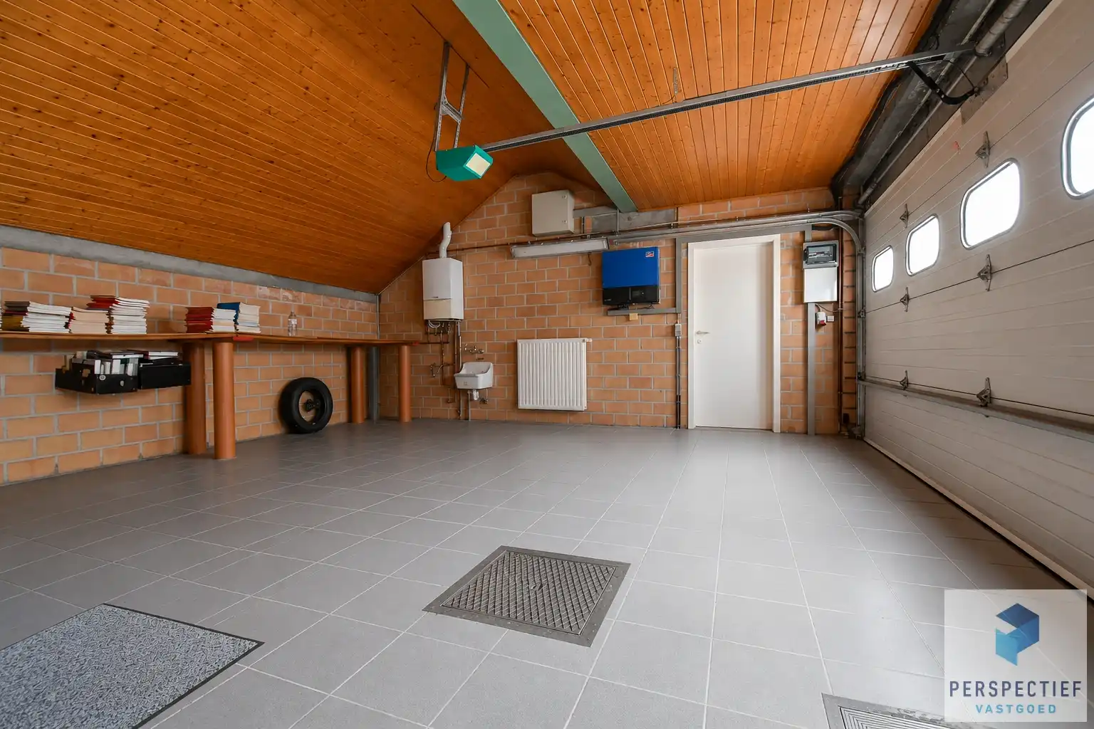Unieke villa met dubbele garage en opslagplaats/ loods in rustige omgeving foto 27