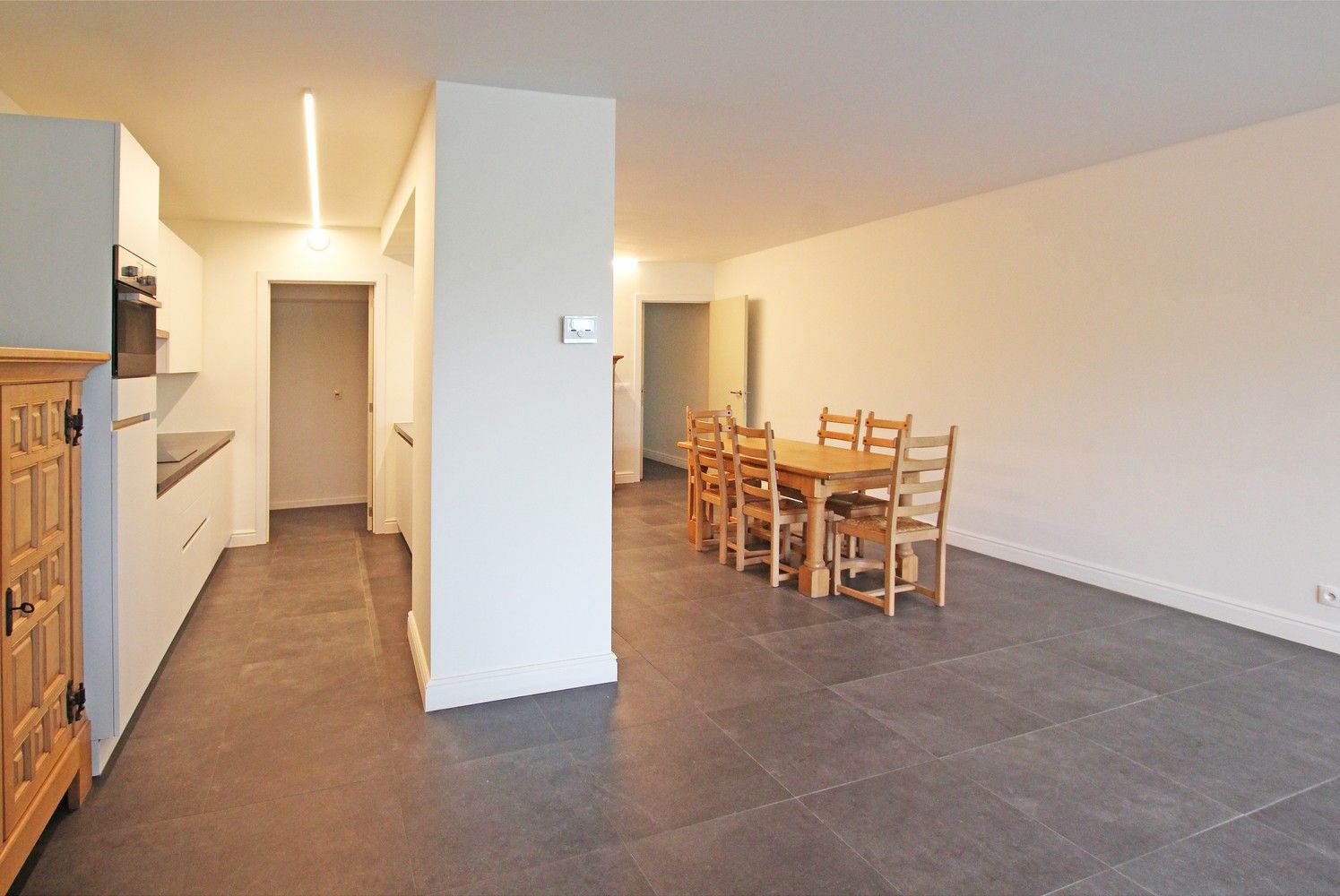 Ruim, gelijkvloers appartement met 2 slaapkamers, terras en een autostaanplaats! foto 3