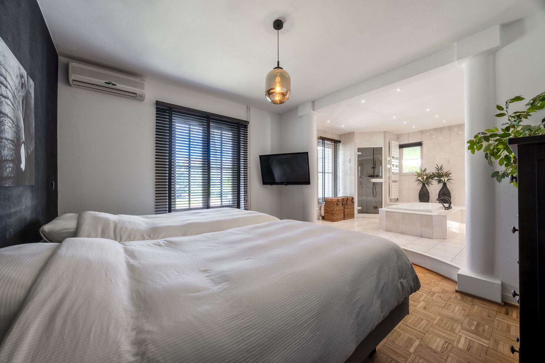 Tijdloze, verrassend ruime villa op grondstuk van 2000m2 foto 16