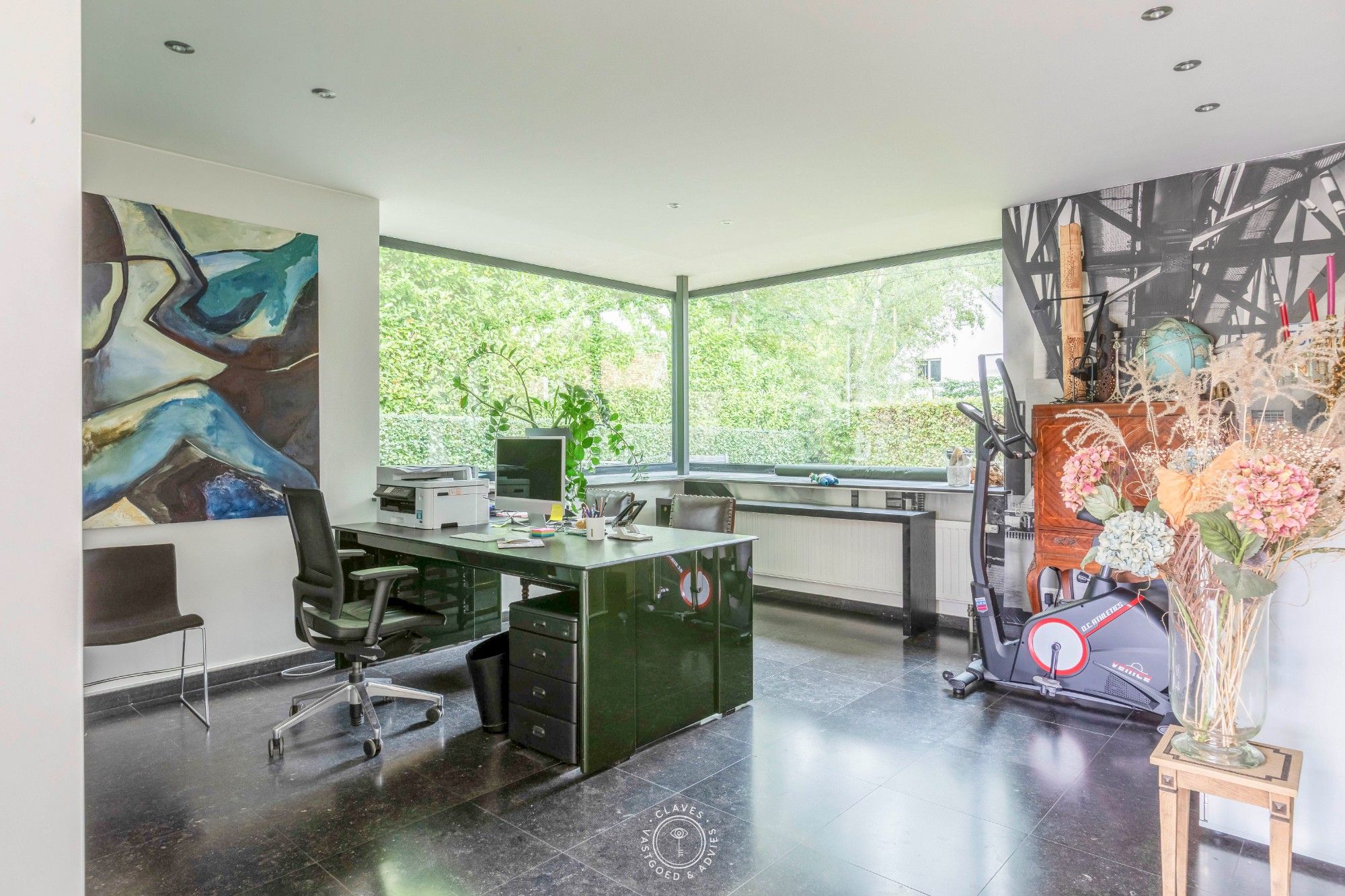 Architecturale villa met prachtige tuin en zwembad foto 16