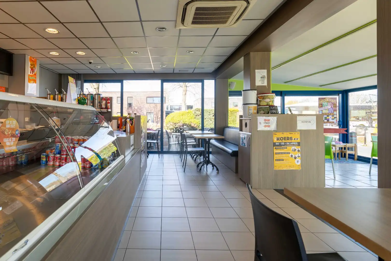 Puur frituur, uiterst goed gelegen met woonst en parking te Sint-Jozef! foto 11