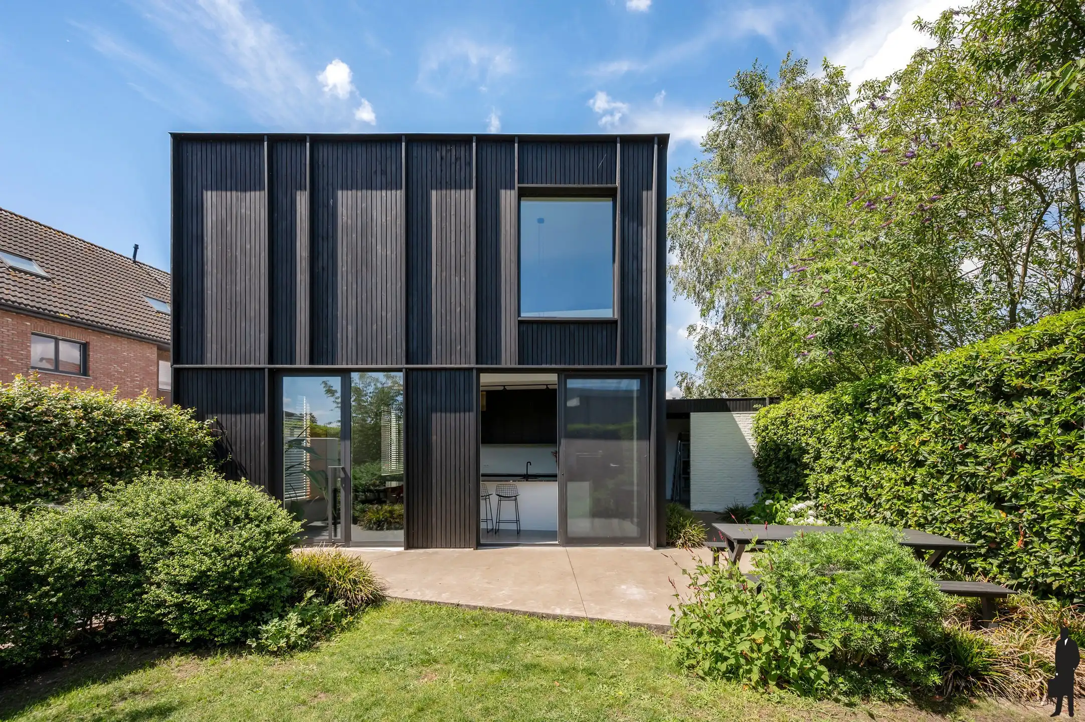 Moderne architecturale woning, gerenoveerd door Studio Noord, met oog voor detail en authenticiteit foto {{pictureIndex}}