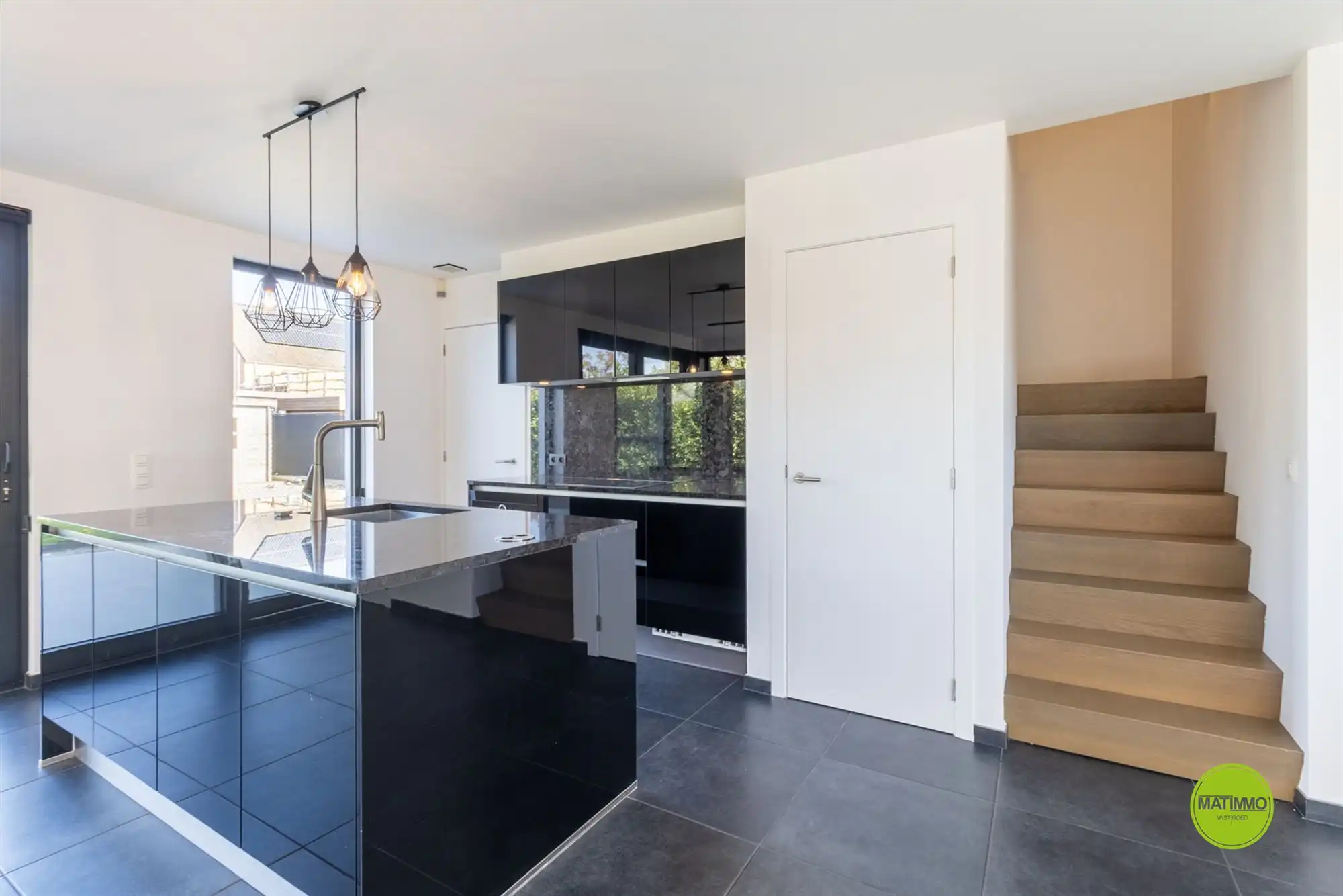 Moderne open bebouwing met 3 slaapkamers op rustige locatie foto 8