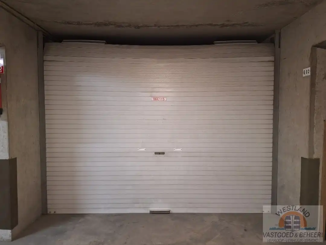 Ruime garagebox met elektriciteit foto {{pictureIndex}}